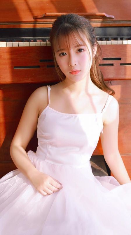 白纱吊带长裙美女梦幻香艳玉肩锁骨性感成人学院写真