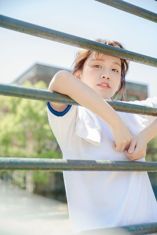 皮肤白皙清纯学生小妹子运动装性感操场阳光养眼诱惑写真