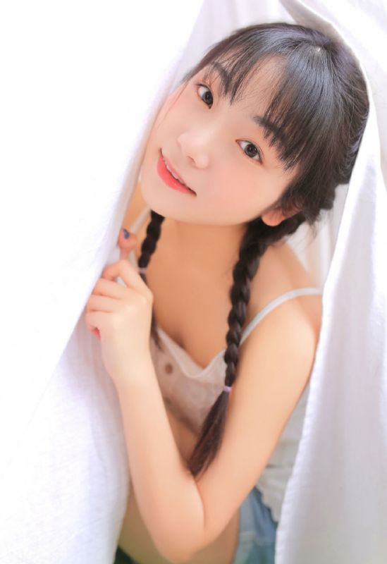 明眸红唇美女模特麻花辫清纯俏皮夏天美乳吊带写真
