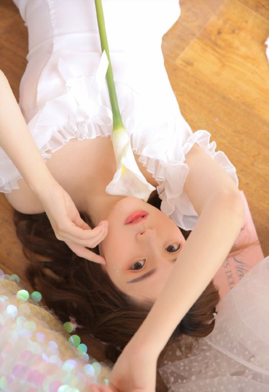 芭蕾舞萌妹子长腿美足湿身泳衣诱惑写真