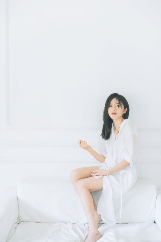 妖娆多情美女少妇白衬衣房内妩媚酥胸大奶诱惑写真