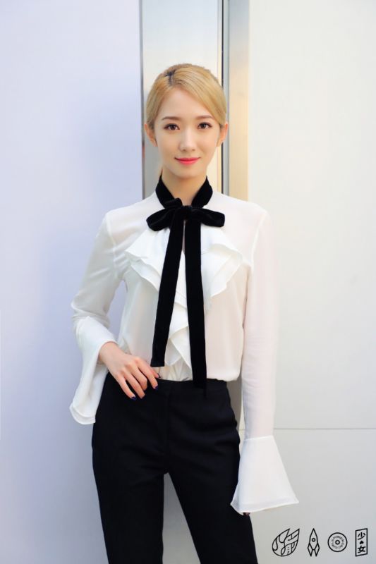 时尚金发美女嫩模OL秘书私房性感艳照图片