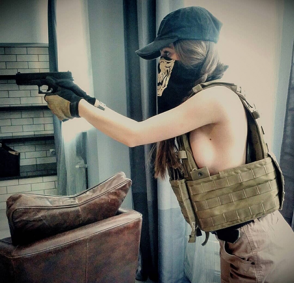 美国麻辣女兵户外打野战性感大胸晃奶图片