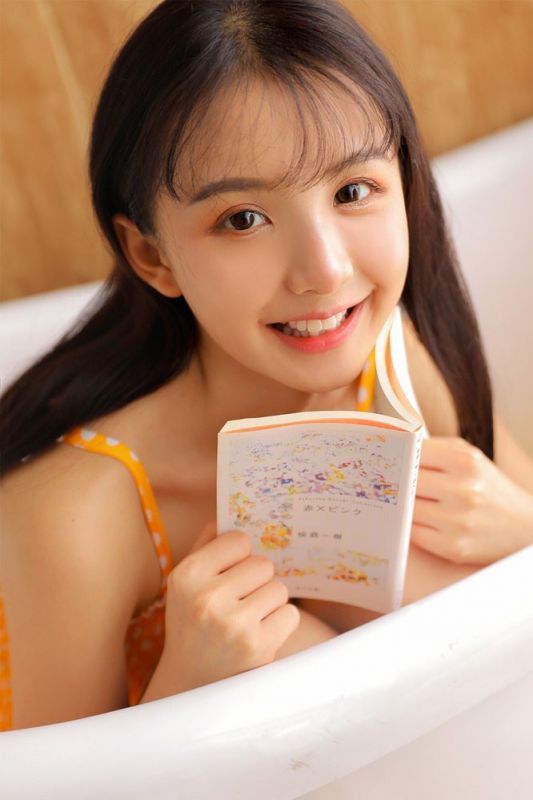日本小可爱妹妹橘黄色吊带浴缸戏水性感养眼摄影写真