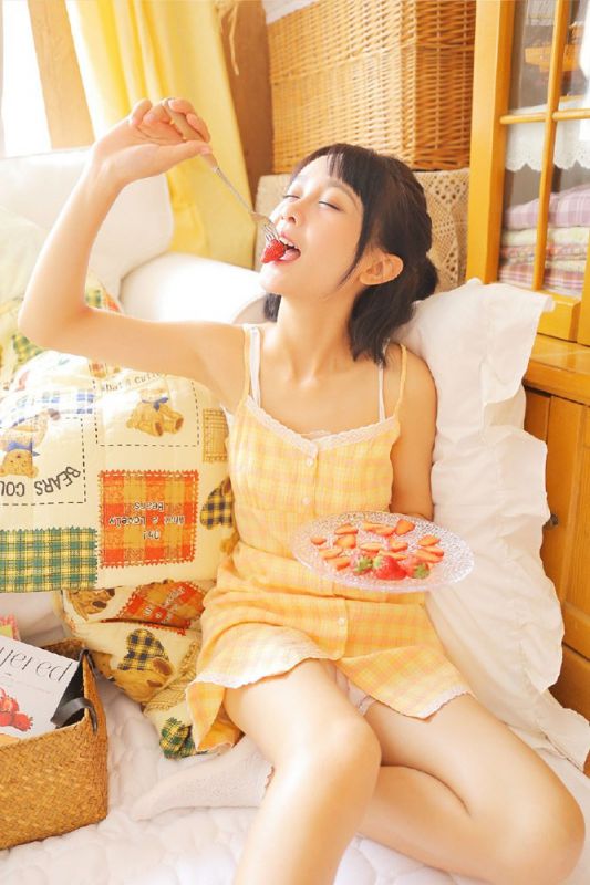 幼嫩小处女妹妹居家黄色连衣裙清纯可人写真