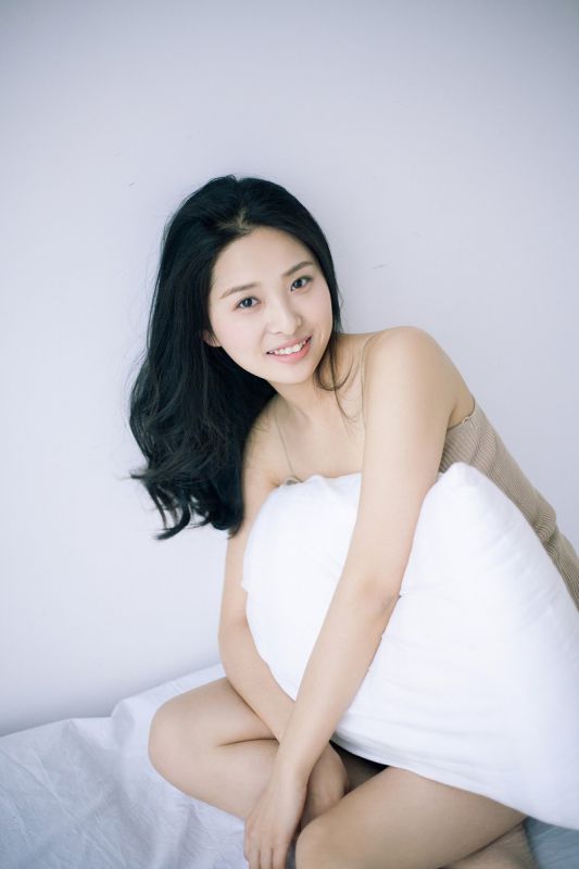 短裤秀美腿美少女背心酥胸妩媚风骚私房性感照