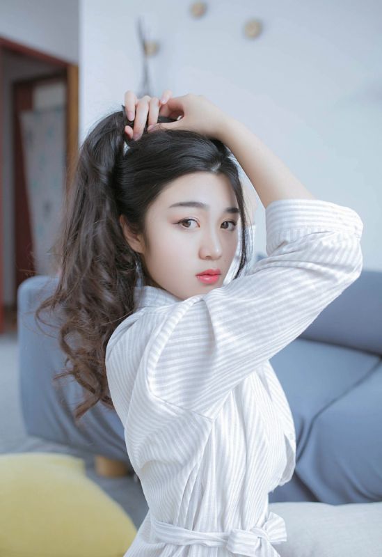 白背心气质美女白皙酥胸微露性感大胆风情美腿妖娆写真