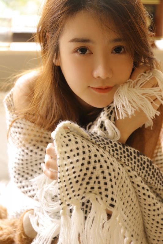 大眼眸软萌少女闺房睡衣看书打发时间性感生活写真