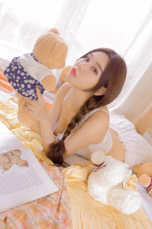 90后大乳美女白色胸罩丰满诱惑大胆人体艺术写真