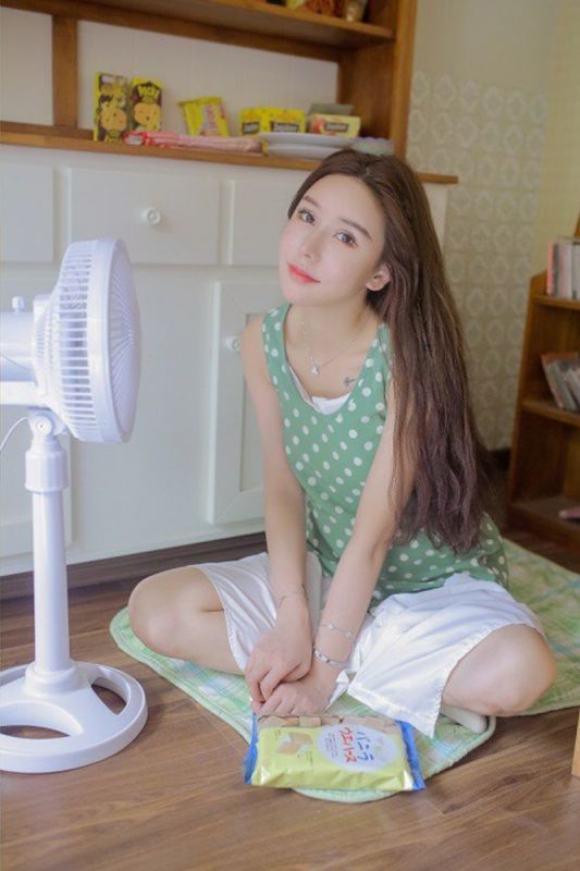 美食小吃货少女长发气质性感纯美大胆撩人写真