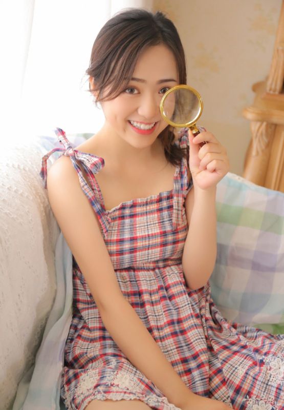 素人少女吊带淑女裙嘟嘴俏皮萌妹可爱萝莉写真