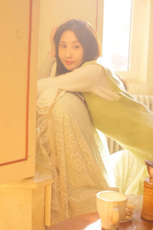 戴眼镜的清纯可爱妹子逆光唯美居家摄影养眼迷人照