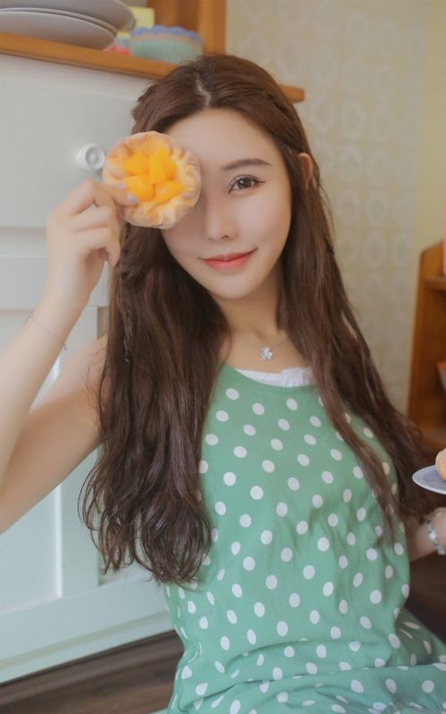 美食小吃货少女长发气质性感纯美大胆撩人写真