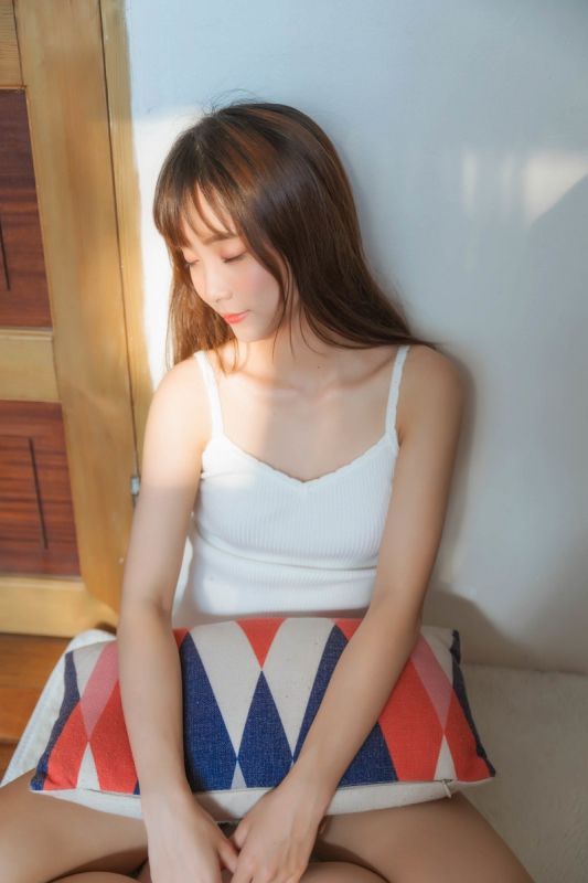 内衣尤物美女清新吊带慵懒可爱性感酥胸写真