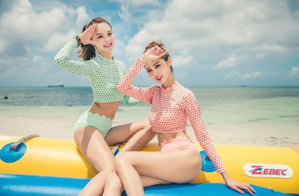 高颜值美女姐妹海滩比基尼火热双飞大胆人体写真