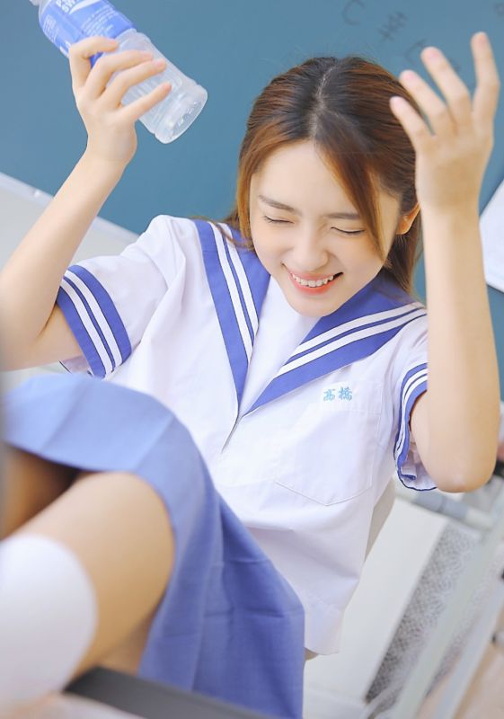 模范学院高桥白嫩少女清纯脸蛋氧气写真