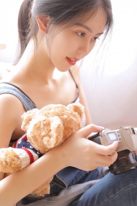 95后青春少女沙发上背带裤吊带脱落性感诱惑写真