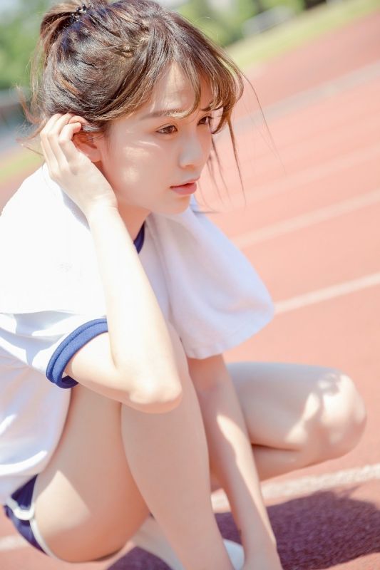 皮肤白皙清纯学生小妹子运动装性感操场阳光养眼诱惑写真