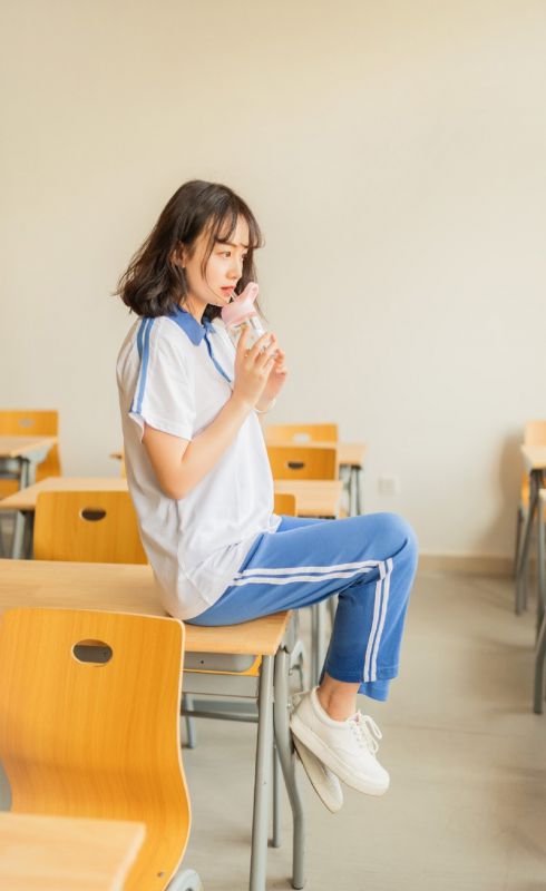 短发学生妹少女室内迷人小清新写真