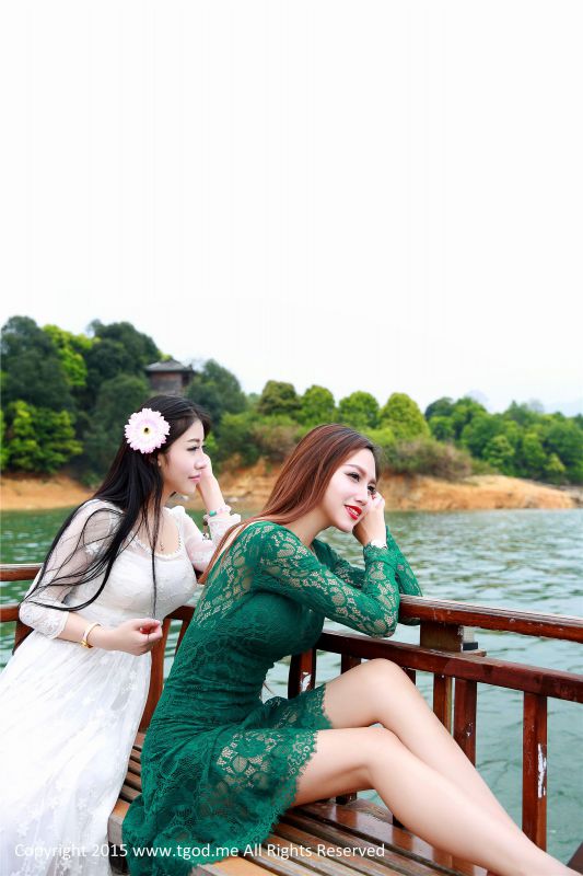 清纯女神鲁思羽携闺蜜夏静镜拍唯美写真大片