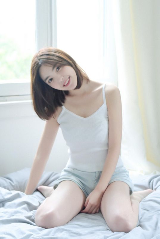 美乳美女床上性感酥胸吊带私房诱惑写真