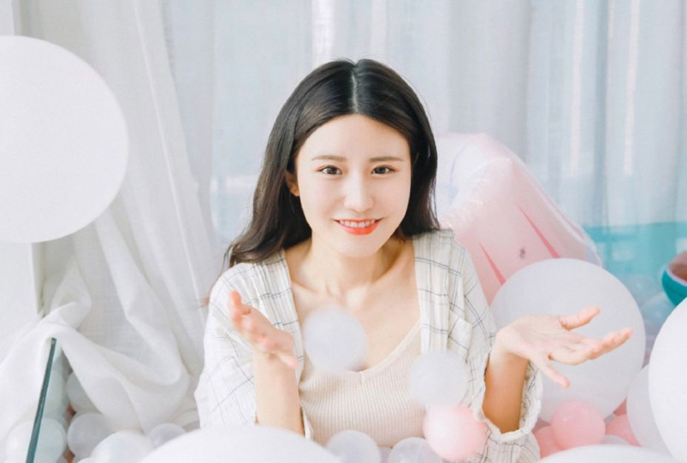 韩国清秀小女神美白雪肌私房性感火辣写真