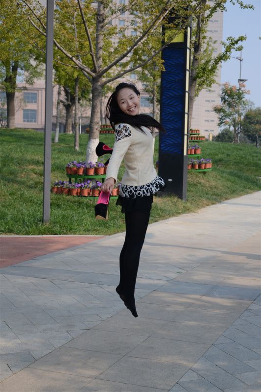 街拍黑丝高跟美女图片