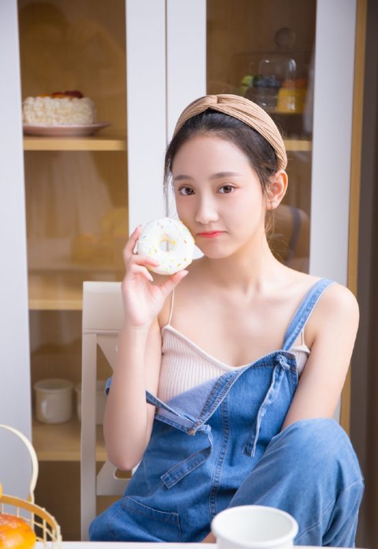 韩国小清新女孩吊带牛仔裤养眼惊艳气质写真