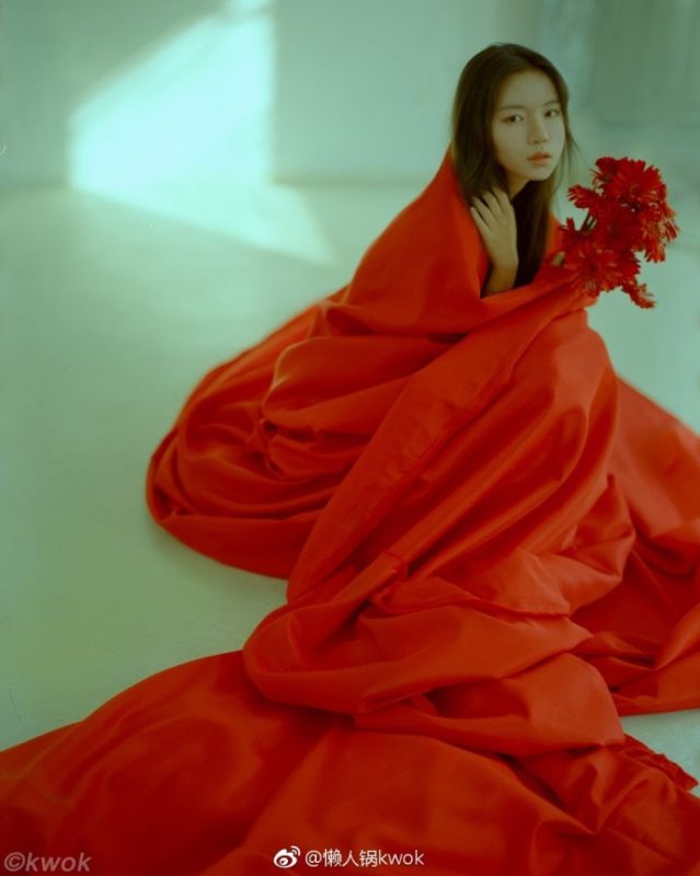 唯美吊带红裙美女嫩模妖娆人体艺术写真