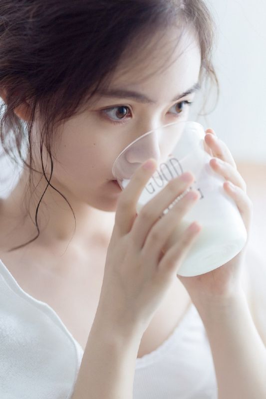 清秀养眼美少女纯白浴袍裸露出白嫩酥胸性感诱惑写真