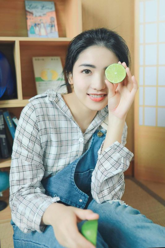 牛仔背带裤青春少女格子衬衫居家长腿性感写真
