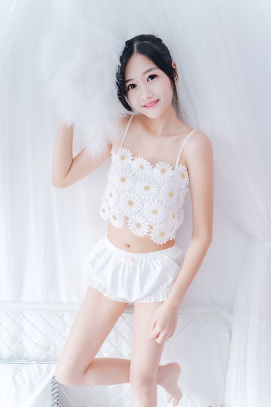 吊带短裙美女火辣性感酥胸长腿诱惑写真图片