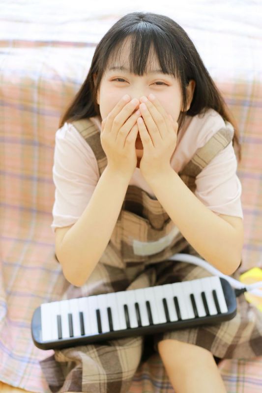 电子钢琴小能手少女活泼青涩大眼灵动清纯生活写真