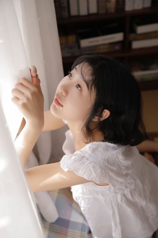 日本开苞美少女纯真甜美私房睡裙美腿白嫩可爱生活写真