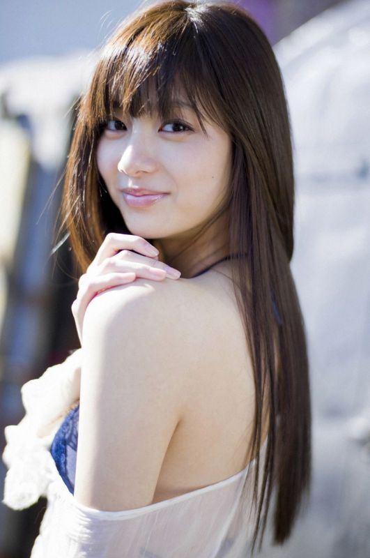 日本氧气美女清纯白皙街头养眼邻家气质写真图片