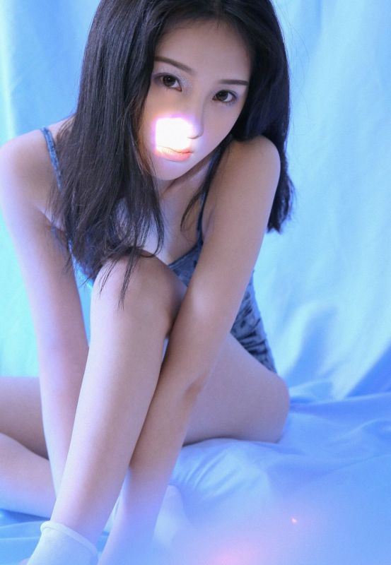 妖娆冷艳女孩酥胸美腿翘臀诱惑写真