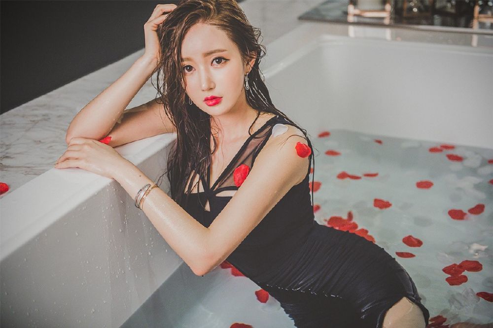 韩国御姐李妍静浴缸花瓣水湿身裸体艺术大胆写真