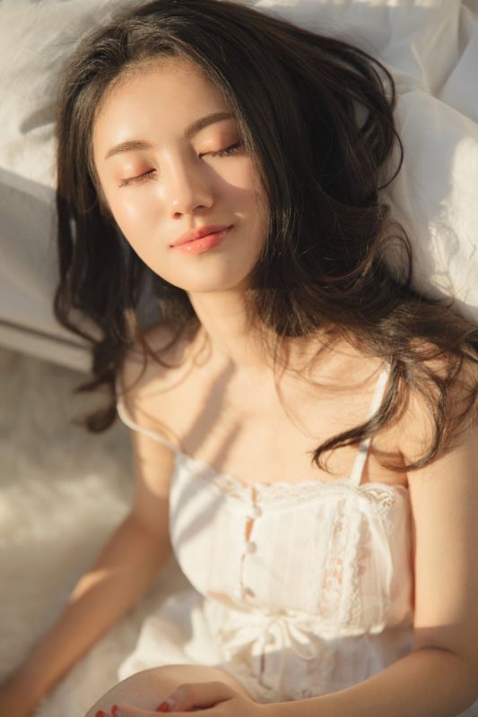 睫毛弯弯纯洁少女吊带内衣清晨喝牛奶性感情趣写真