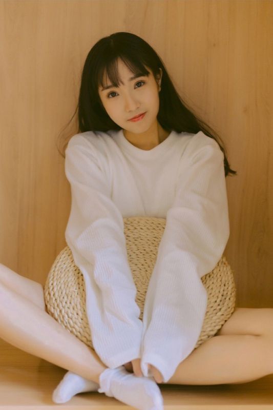 90后少女真空无内惹火惊艳甜美女孩写真
