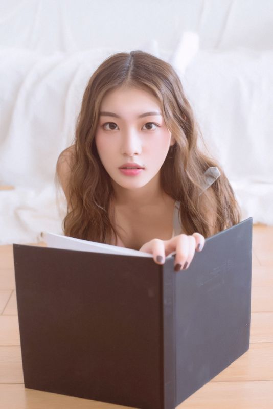 亚洲绝色混血儿美女真空背带裤底下鲍穴喷水销魂写真