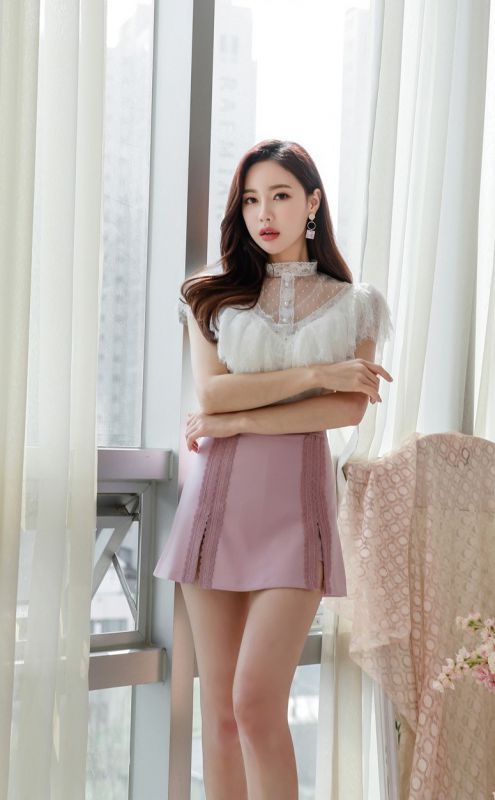韩国美女模特雪纺衫搭配粉色褶裙露出高挑美腿性感摄影图