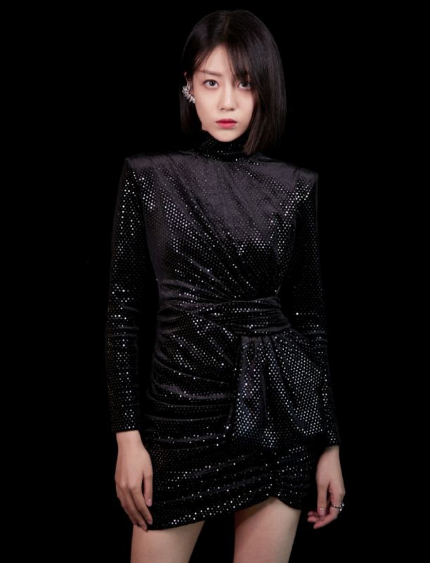 冷艳帅气短发御姐李溪芮成熟火辣美腿图片