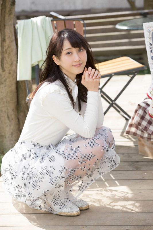 日本清纯美女松井玲奈白色短裙迷人写真