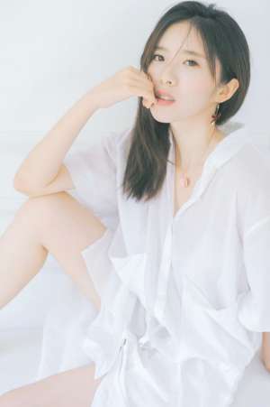 妖娆多情美女少妇白衬衣房内妩媚酥胸大奶诱惑写真