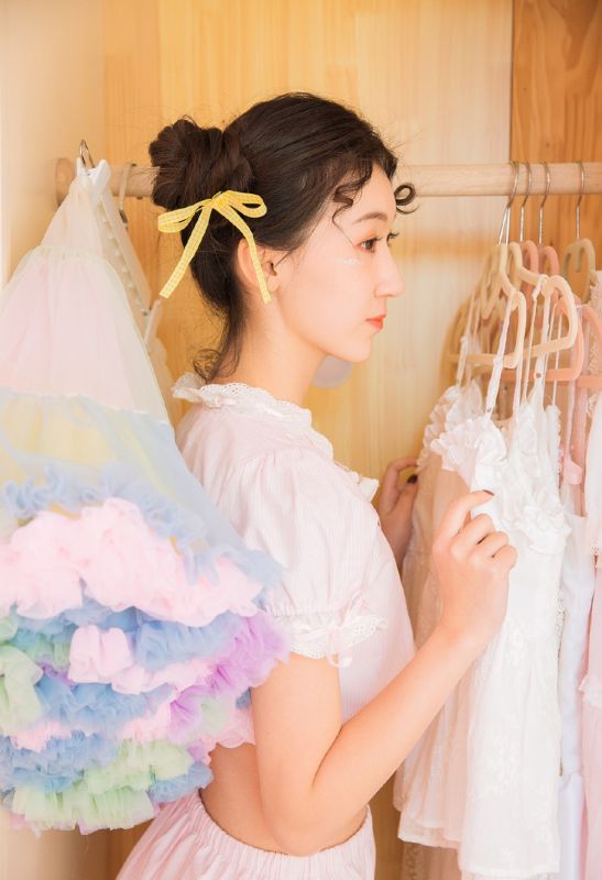 可爱羊角辫少女粉色闺房性感露小蛮腰诱惑美臀写真