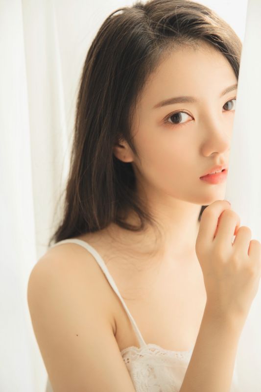 睫毛弯弯纯洁少女吊带内衣清晨喝牛奶性感情趣写真