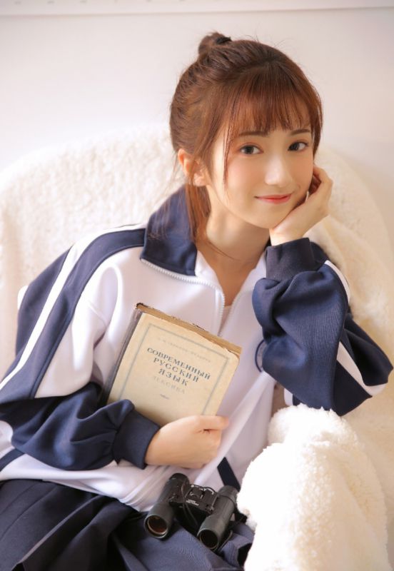 日本混血美女私房运动服清纯养眼黑丝美腿写真
