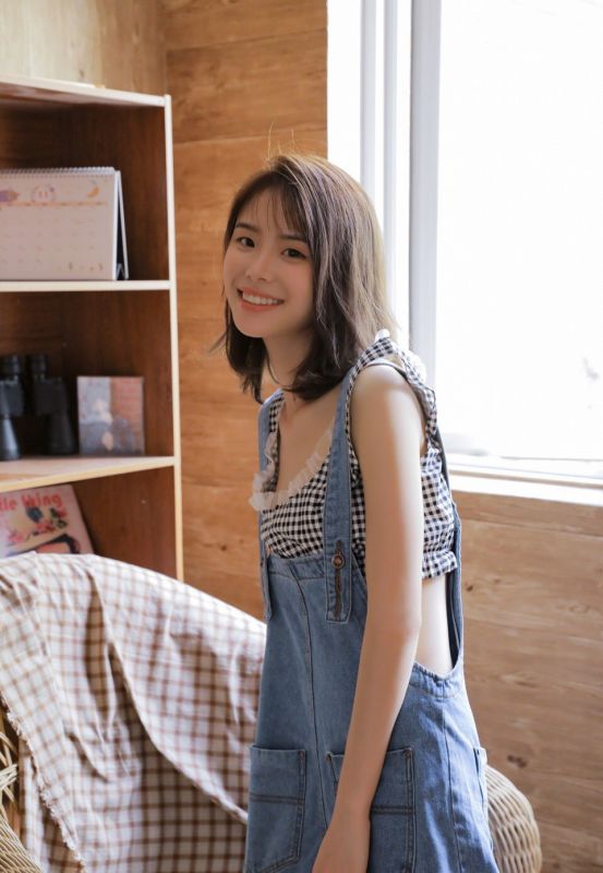 性感背带裤美女蕾丝情趣内衣酥胸诱惑大胆人体写真