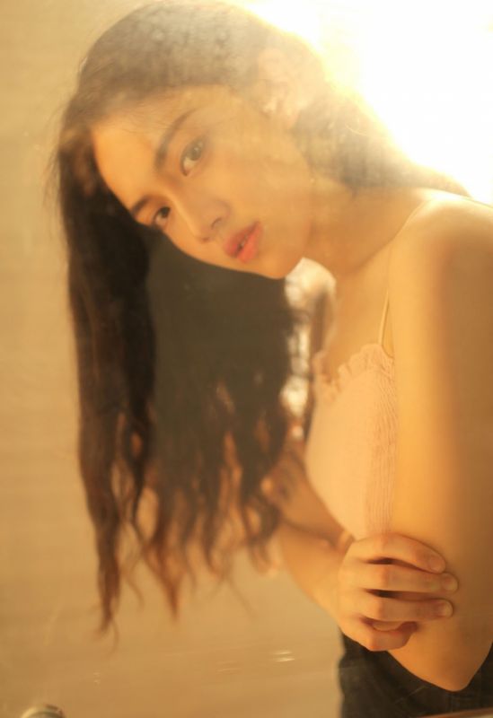 轻熟御女郎美女抹胸热辣短裤巨乳翘臀大胆人体艺术写真