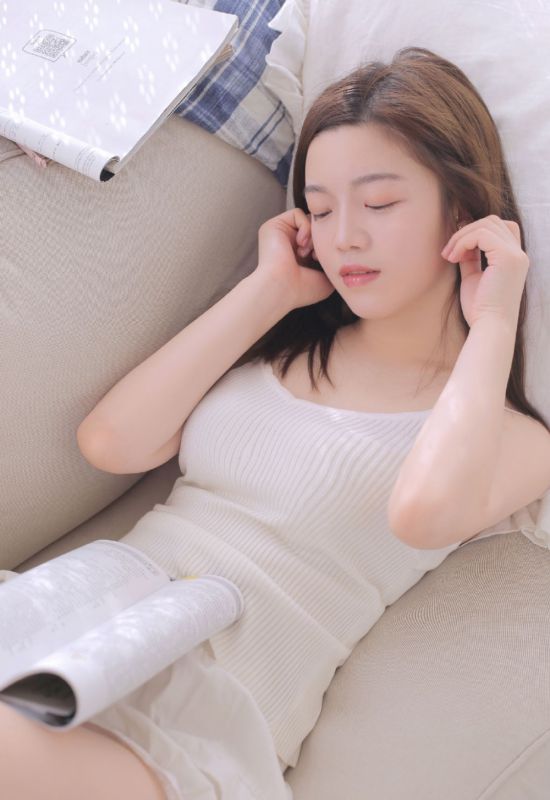 日系美少女性感白嫩美腿浴缸俏皮写真